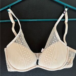 Victoria’s Secret underwire bra in champagne lace NWT